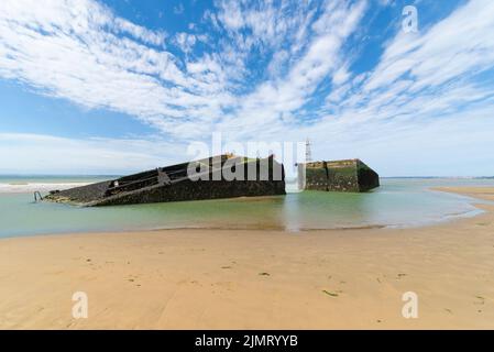 Sezione D-Day di Mulberry Harbour o Porto collegato all'estuario del Tamigi vicino Southend on Sea, Essex. Seconda guerra mondiale reliquia storica su sandbank Foto Stock