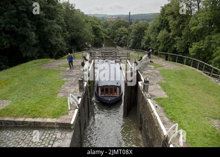 Il Bingley Five Rise Locks lungo il canale di Leeds e Liverpool nello Yorkshire. Foto Stock