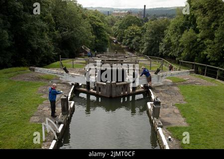 Il Bingley Five Rise Locks lungo il canale di Leeds e Liverpool nello Yorkshire. Foto Stock