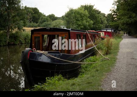 Una nave da crociera noleggiata da Silsden Boats è ormeggiata lungo il canale di Leeds e Liverpool. Foto Stock