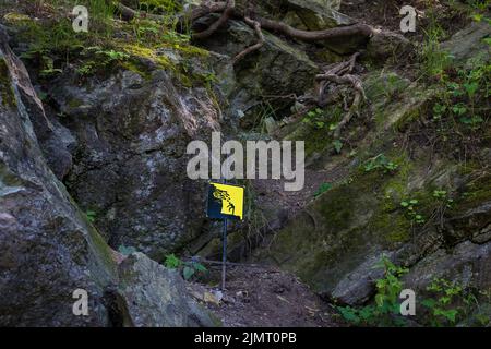 Pericolo di caduta su rocce. Nessun segno di arrampicata in natura. Foto Stock