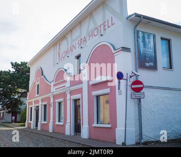 Kuressaare, Estonia - 5 agosto 2022: Johan Spa hotel a Saaremaa. Alloggi di lusso nel centro storico di Kuressaare. Foto Stock