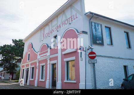 Kuressaare, Estonia - 5 agosto 2022: Johan Spa hotel a Saaremaa. Alloggi di lusso nel centro storico di Kuressaare. Foto Stock