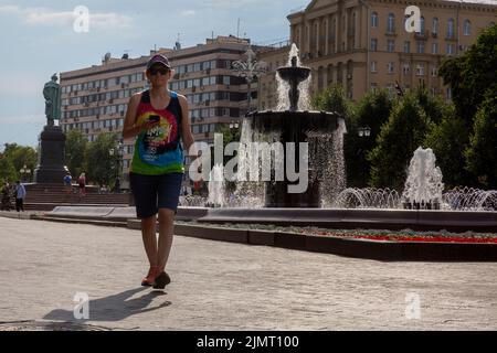 Mosca, Russia. 7th agosto 2022. La gente cammina intorno a Piazza Pushkin vicino alla fontana in una giornata calda e sultano Foto Stock