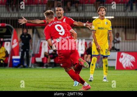 Monza, Italia. 07th ago 2022. Christian Gytkjaer (AC Monza) celebra il suo obiettivo durante AC Monza vs Frosinone Calcio, partita di calcio italiana Coppa Italia a Monza, Italia, Agosto 07 2022 Credit: Independent Photo Agency/Alamy Live News Foto Stock