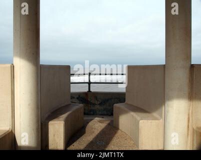 Posti a sedere in cemento in un rifugio fronte mare a cleveleys a merseyside Foto Stock