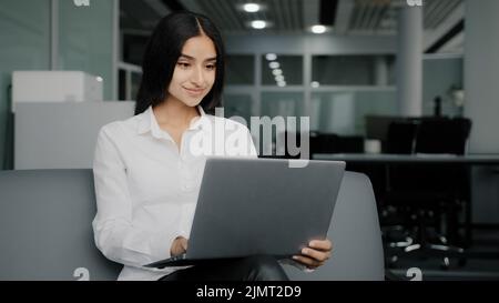 Giovane donna arabo affari turchia latino ragazza femminile professionale collega che studia online utilizzare il Wi-fi aziendale Internet in ufficio sviluppare software su Foto Stock