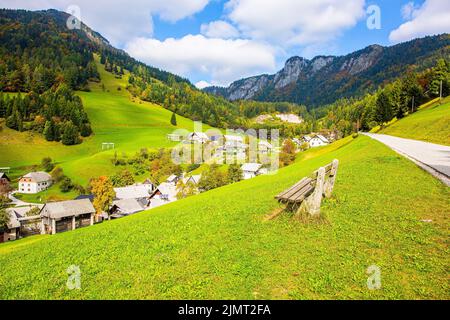 Piccolo villaggio in una valle di montagna Foto Stock