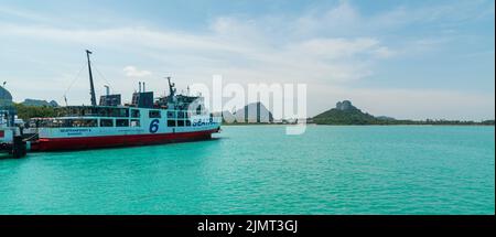 SURAT THANI - THAILANDIA. 20 marzo 2016; porto dei traghetti da Surat Thani a Koh. Nave da crociera turistica per Koh Samui e Isola di Koh Tao. Foto Stock