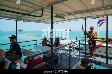 SURAT THANI - THAILANDIA. 20 marzo 2016; porto dei traghetti da Surat Thani a Koh. Nave da crociera turistica per Koh Samui e Isola di Koh Tao. Turisti a bordo Foto Stock