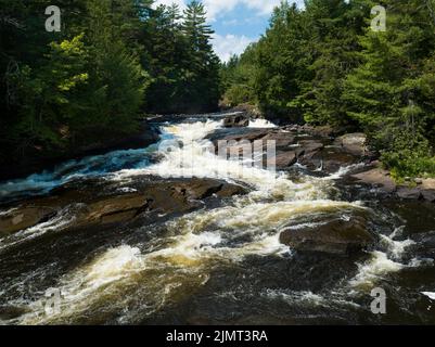 Bella cascata che scorre durante l'estate in una foresta settentrionale in Canada Foto Stock