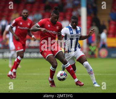 Donervon Daniels di Wallsall in azione con Josh Umerah di Hartlepool United durante la partita della Sky Bet League 2 tra Walsall e Hartlepool United al Banks's Stadium di Walsall sabato 30th luglio 2022. (Credit: Mark Fletcher | MI News) Foto Stock