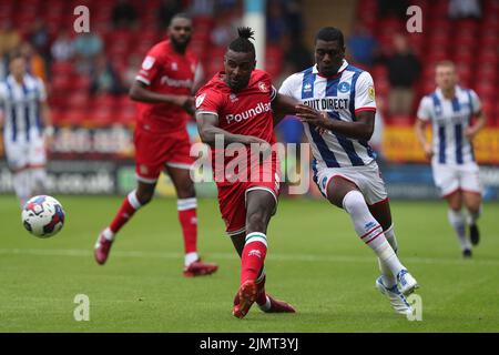 Donervon Daniels di Wallsall in azione con Josh Umerah di Hartlepool United durante la partita della Sky Bet League 2 tra Walsall e Hartlepool United al Banks's Stadium di Walsall sabato 30th luglio 2022. (Credit: Mark Fletcher | MI News) Foto Stock