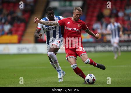 Peter Clarke di Wallsall in azione con Josh Umerah dell'Hartlepool United durante la partita della Sky Bet League 2 tra Walsall e Hartlepool United al Banks's Stadium di Walsall sabato 30th luglio 2022. (Credit: Mark Fletcher | MI News) Foto Stock