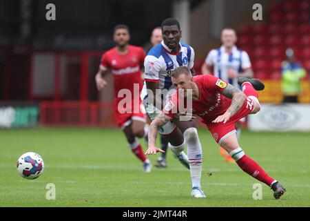 Peter Clarke di Walsall in azione con Josh Umerah di Hartlepool United durante la partita della Sky Bet League 2 tra Walsall e Hartlepool United al Banks's Stadium di Walsall sabato 30th luglio 2022. (Credit: Mark Fletcher | MI News) Foto Stock