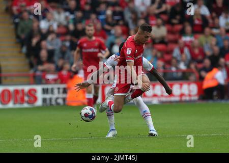 Taylor Allen di Walsall in azione con Josh Umerah di Hartlepool United durante la partita della Sky Bet League 2 tra Walsall e Hartlepool United al Banks's Stadium di Walsall sabato 30th luglio 2022. (Credit: Mark Fletcher | MI News) Foto Stock