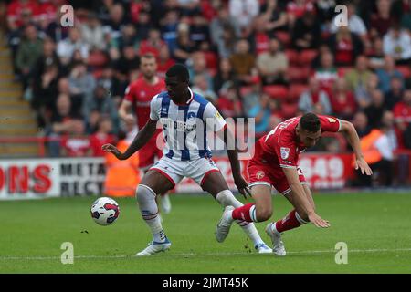 Taylor Allen di Walsall in azione con Josh Umerah di Hartlepool United durante la partita della Sky Bet League 2 tra Walsall e Hartlepool United al Banks's Stadium di Walsall sabato 30th luglio 2022. (Credit: Mark Fletcher | MI News) Foto Stock