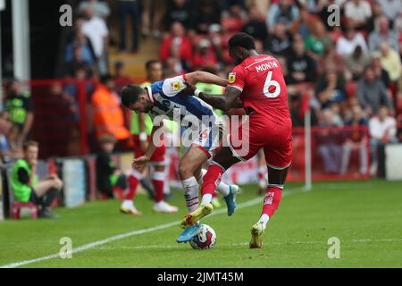 Reghan Tumilty di Hartlepool ha Unito le battaglie con Emmanuel Monthe di Wallsall durante la partita della Sky Bet League 2 tra Walsall e Hartlepool Uniti al Banks's Stadium di Walsall sabato 30th luglio 2022. (Credit: Mark Fletcher | MI News) Foto Stock