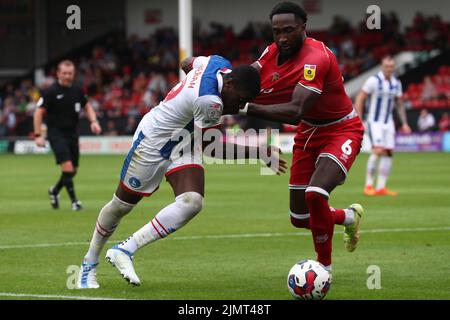 Josh Umerah di Hartlepool si unì in azione con Emmanuel Monthe di Walsall durante la partita della Sky Bet League 2 tra Walsall e Hartlepool Uniti al Banks's Stadium di Walsall sabato 30th luglio 2022. (Credit: Mark Fletcher | MI News) Foto Stock