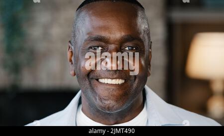 Ritratto felice positivo africano americano uomo intelligente più anziano uomo d'affari padre adulto amichevole persona. Primo piano volto maschile sguardo guardando la fotocamera Foto Stock