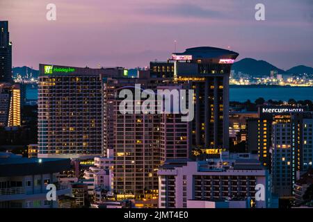 Pattaya Thailandia 2022 maggio, tramonto Pattaya Thailandia skyline della città con alberghi e grattacielo Foto Stock