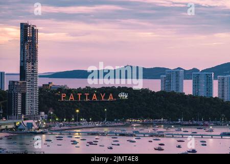 Pattaya Thailandia 2022 maggio, tramonto Pattaya Thailandia skyline della città con alberghi e grattacielo Foto Stock