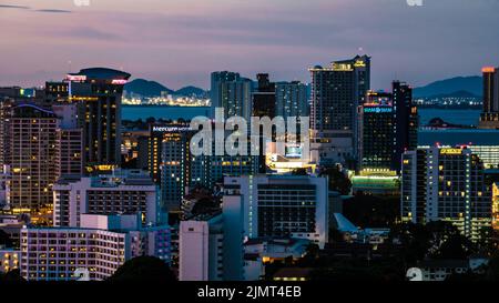 Pattaya Thailandia 2022 maggio, tramonto Pattaya Thailandia skyline della città con alberghi e grattacielo Foto Stock