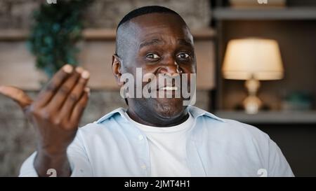 Ritratto maschile al chiuso primo piano african american uomo anziano nonno adulto pensionato amichevole ospitale bachelor dicendo Seguimi chiedendo di venire qui Foto Stock