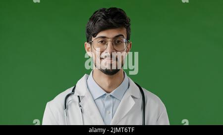 Ritratto di ragazzo arabo sorridente farmacista terapista medico professionista medico indossa cappotto bianco con stetoscopio guardare fotocamera maschio medico consulente Foto Stock