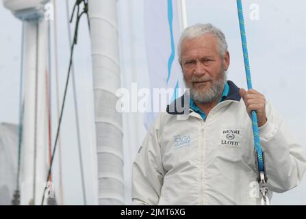 Il leggendario marinaio Sir Robin Knox-Johnston è salito in giro per il mondo ieri (mercoledì)- 37 anni dopo essere diventato il primo uomo a navigare da solo e senza soste in tutto il mondo. Sir Robin, 67, il capitano più antico che ha partecipato alla competizione, ha lasciato Portsmouth, Hants, nella sua barca Saga Insurance che si dirigeva in Spagna per l'inizio della gara dei cinque oceani il 22 ottobre. La gara si compone di tre tappe, con soste lungo la strada di 30.000 miglia a Freemantle, Australia Occidentale e Norfolk, USA. pic mike Walker, 2006 Foto Stock