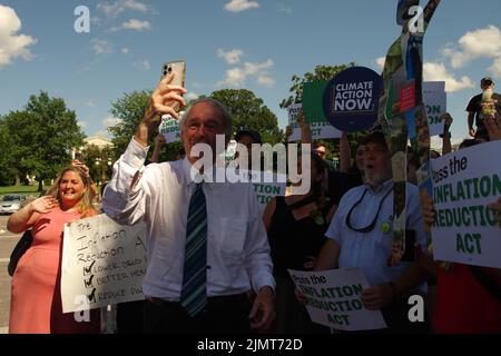 Washington, DC, 07 ago 2022, il senatore statunitense Edward Markey (D-Mass.) registra un video per i social media con i sostenitori dopo che il Senato ha approvato l'Inflation Reduction Act. Credit: Philip Yabut/Alamy Live News Foto Stock