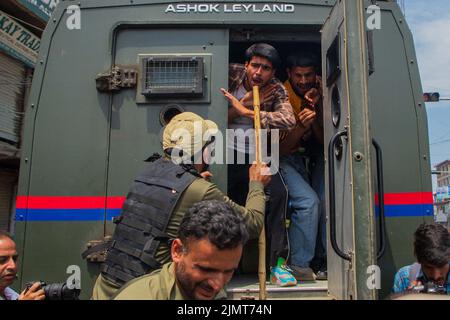 Srinagar, India. 06th ago 2022. Gli ufficiali di polizia trattengono i lutto sciiti musulmani di Kashmiri cercando di prendere parte ad una processione Muharram a Srinagar. Decine di lutto musulmano sciita sono stati arrestati dalla polizia indiana nel tentativo di prendere parte alla processione durante Muharram, il primo mese del calendario lunare islamico. L’India ha vietato qualsiasi processione e simili incontri pubblici in Kashmir dopo lo scoppio di una ribellione contro il governo indiano nel 1989. (Foto di Faisal Bashir/SOPA Images/Sipa USA) Credit: Sipa USA/Alamy Live News Foto Stock