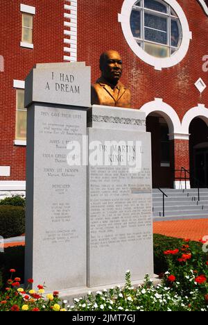 Una scultura e un memoriale a Martin Luther King, presso la chiesa Battista Brown AME a Selma Alabama, nota il punto di partenza della marcia per i diritti civili Foto Stock