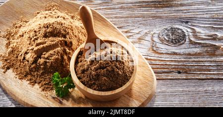 Composizione con una ciotola di coriandolo macinato. Foto Stock