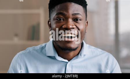 Piacevolmente sorpreso l'uomo africano americano indossa la camicia blu fa gli occhi grandi sente shock bocca aperta in stupore reazione wow gioioso felice stupito maschio Foto Stock