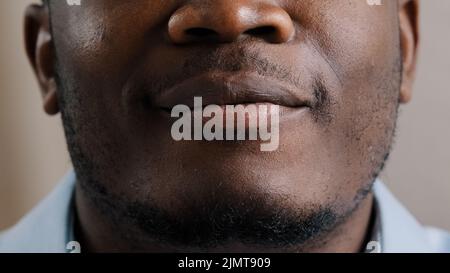 Extreme close up Happy maschio sorridente faccia african american giovane uomo positivo maschio modello etnico ragazzo sorriso toothy con bianco sano denti pubblicità Foto Stock