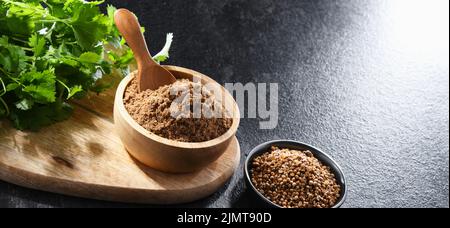 Composizione con coriandolo macinato Foto Stock