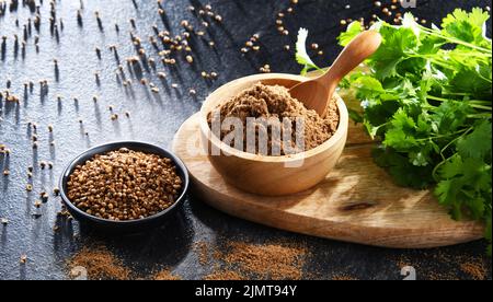 Composizione con coriandolo macinato Foto Stock