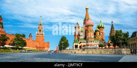 Cremlino di Mosca e Cattedrale di San Basilio, Russia. Panorama delle famose attrazioni turistiche di Mosca. Vista panoramica del centro storico in estate. Mosca Foto Stock