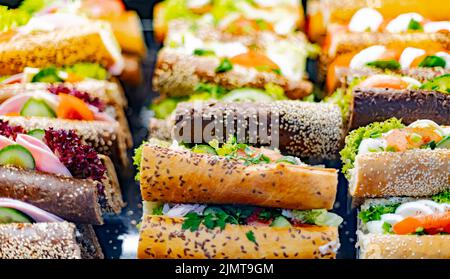 Panini preparati al momento venduti in un ristorante fast food. Foto Stock