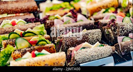 Panini preparati al momento venduti in un ristorante fast food. Foto Stock