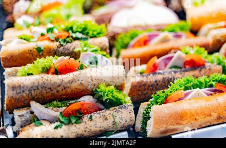 Panini preparati al momento venduti in un ristorante fast food. Foto Stock