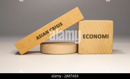Crisi asiatica scritto su legno superficie. Economia e business Foto Stock
