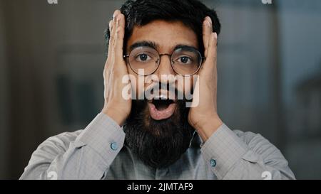 Shocked sorridente uomo arabo agente professionale uomo d'affari in occhiali sorpreso buona notizia sorprendente scoprire sentire stupore emotivo dire wow sentire Foto Stock