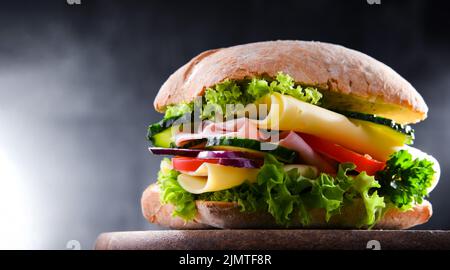 Sandwich con formaggio e prosciutto e verdure fresche Foto Stock