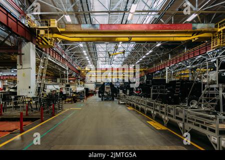 Processo di assemblaggio di trattori agricoli o mietitrebbia in officina Foto Stock