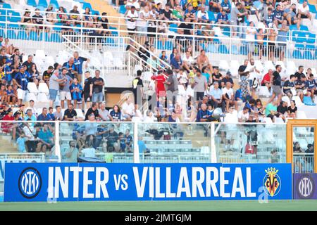 Pescara, Italia. 6th ago 2022. Italia, Pescara, ago 6 2022: Bandiera del gioco durante la partita di calcio FC INTER vs VILLARREAL, amichevole partita allo stadio Adriatico (Credit Image: © Fabrizio Andrea Bertani/Pacific Press via ZUMA Press Wire) Foto Stock