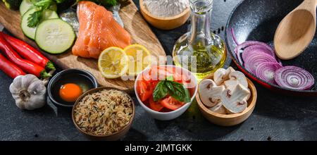 Ingredienti freschi preparati per cucinare su un tavolo da cucina Foto Stock