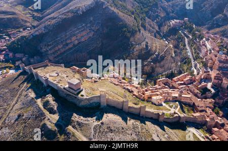Vista dal drone di Albarracin paesaggio urbano, Spagna Foto Stock