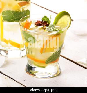 Lime e Orange frutto acqua con ghiaccio Foto Stock